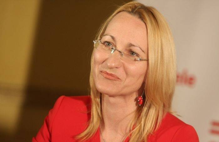 Saeima kultūras ministres amatā apstiprina Melbārdi