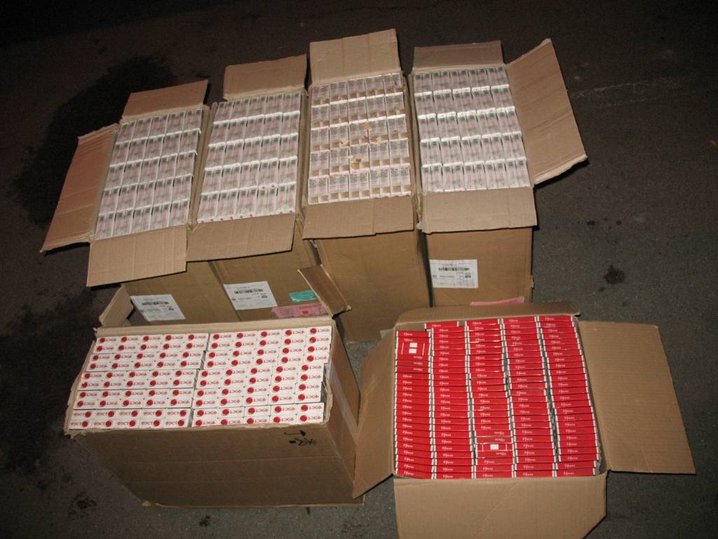 FOTO: Liepājā atsavina turpat 60 000 nelegālo cigarešu