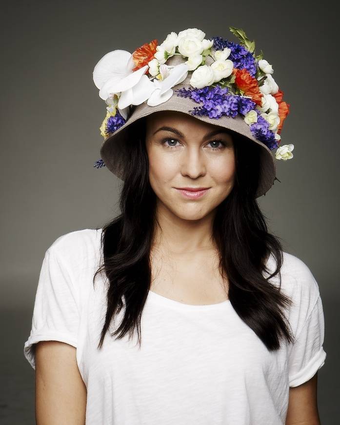 Liepājā skatāma izstāde, kurā Latvijas slavenības izsaka atbalstu migrēnas slimniekiem