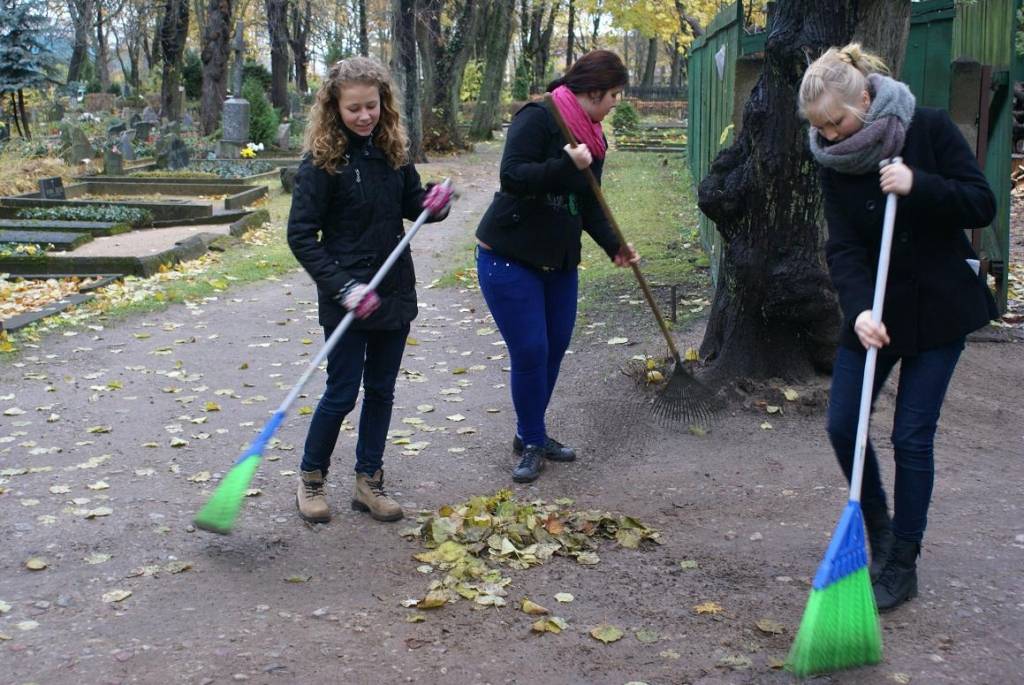 Liepājas skolu audzēkņi pilsētas kapsētās sakops karavīru atdusas vietas
