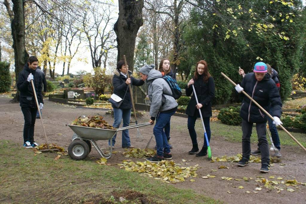 Liepājas skolu audzēkņi pilsētas kapsētās sakops karavīru kapus