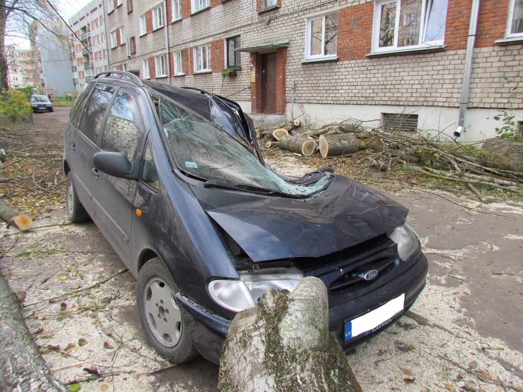 Apdrošinātājiem par vētras postījumiem jāmaksā vairāki simti tūkstoši latu