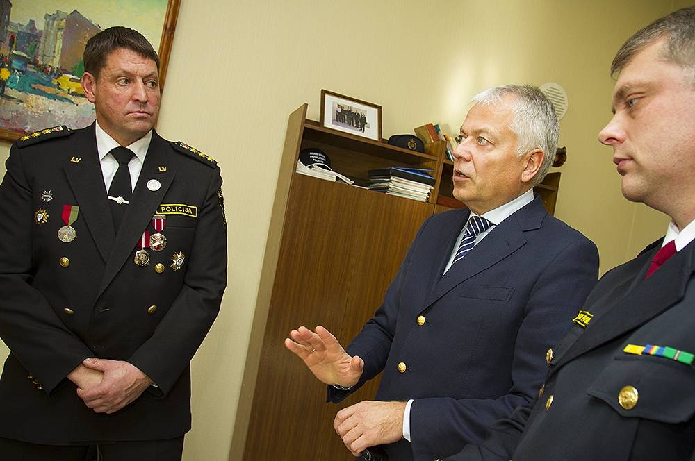 FOTO: Pašvaldības policiju sveic svētkos