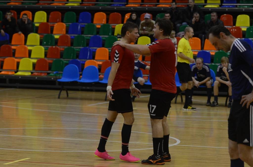 FOTO: "Classic", "Liepājas papīrs", "Vega 1" un "Virāža A" uzvar Liepājas telpu futbola čempionāta spēlēs