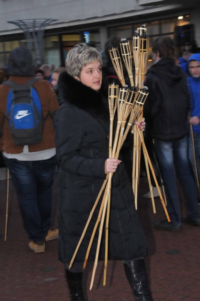 FOTO: Liepājā simtiem cilvēku piedalās Lāčplēša dienas lāpu gājienā