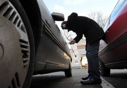 Liepājā apzog automašīnu