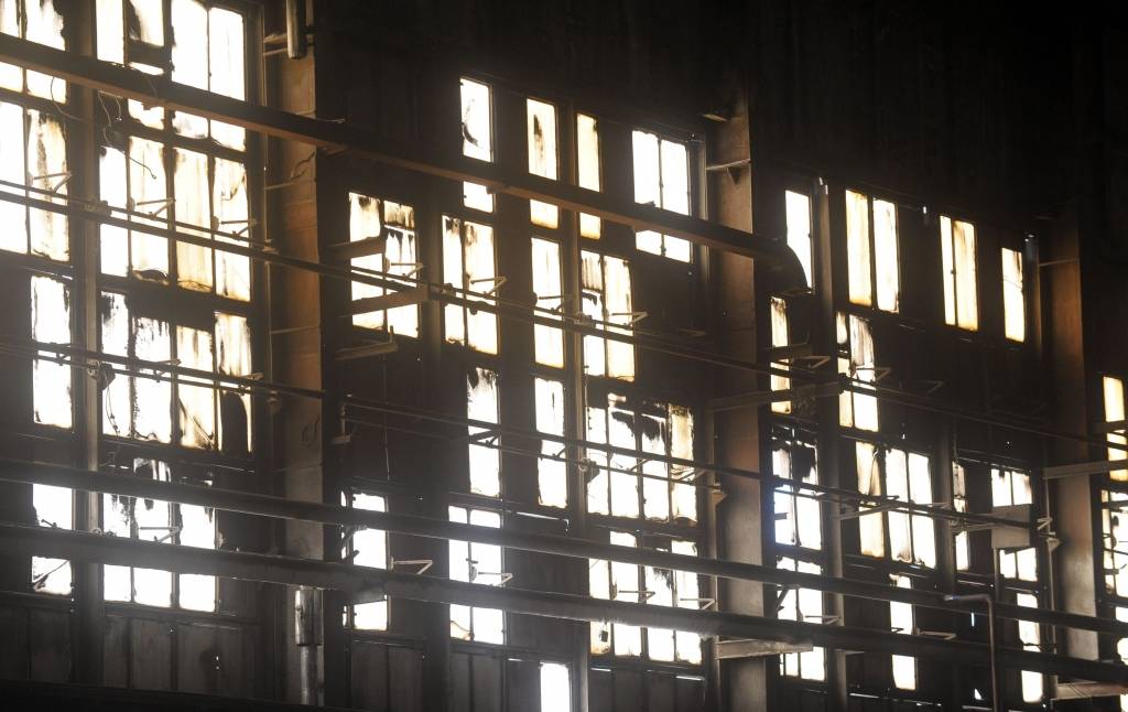 No darba Liepājas metalurgā atlaidīs aptuveni 1500 cilvēkus; «dusošā» rūpnīca fotogrāfijās