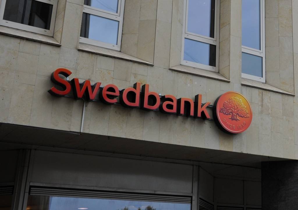 Swedbank vairākiem klientiem bloķē pieeju internetbankai