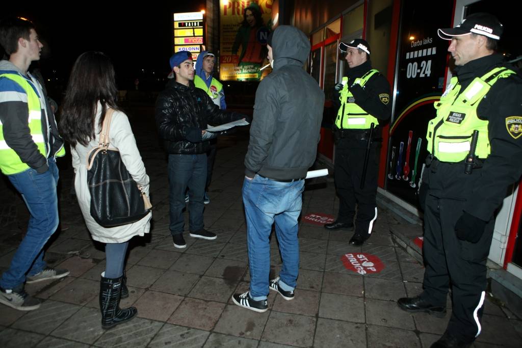 Policija liedz aktīvistiem līmēt plakātus uz "legālo narkotiku" bodes