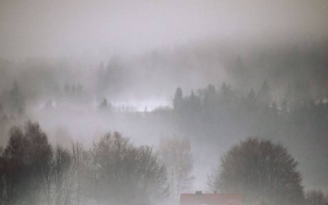 Piektdiena būs apmākusies, vietām līs