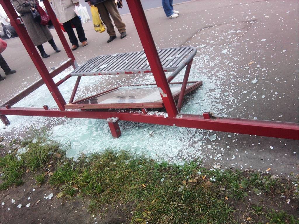 Zēns demolē tramvaja pieturu
