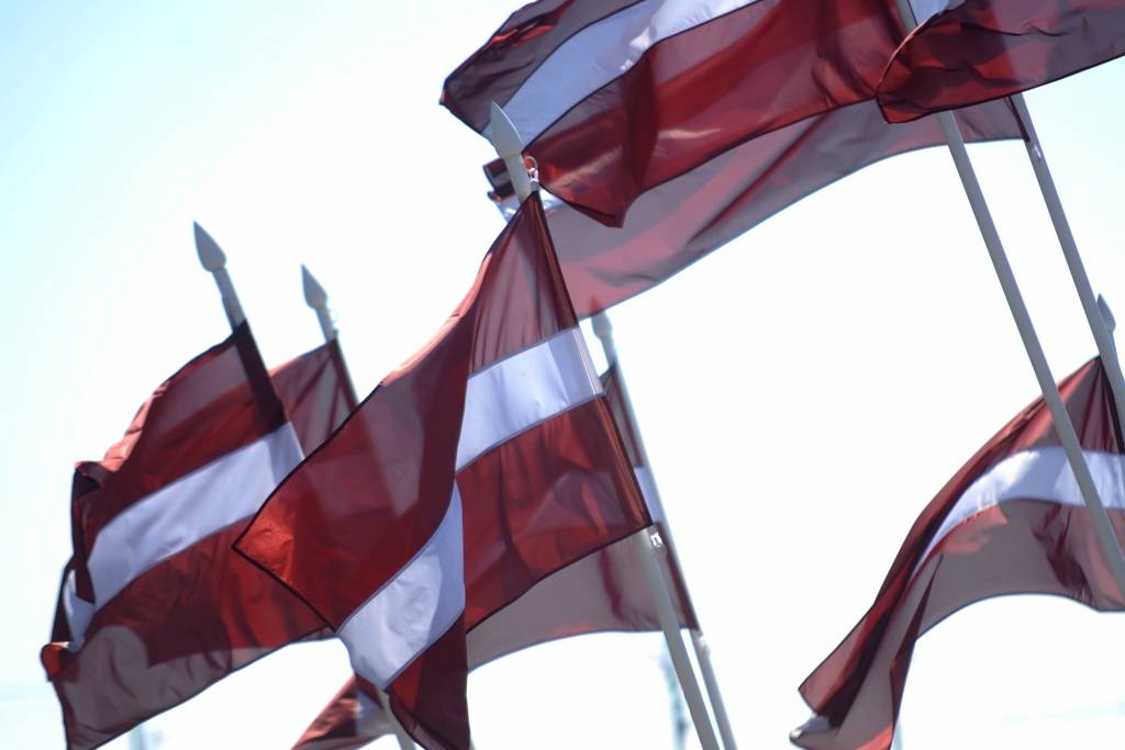 Pārbaudīs, kāpēc divās Rīgas skolās pēc fiktīva zvana noņemti plakāti, kuros minēta okupācija