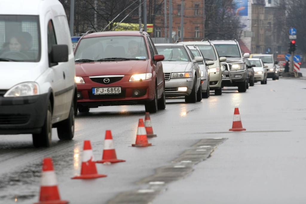 Valsts svētku priekšvakarā Rīgā ierobežos satiksmi
