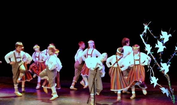 Īrijā Latvijas dzimšanas dienu atzīmē, vērojot futbolu, dejojot un dziedot