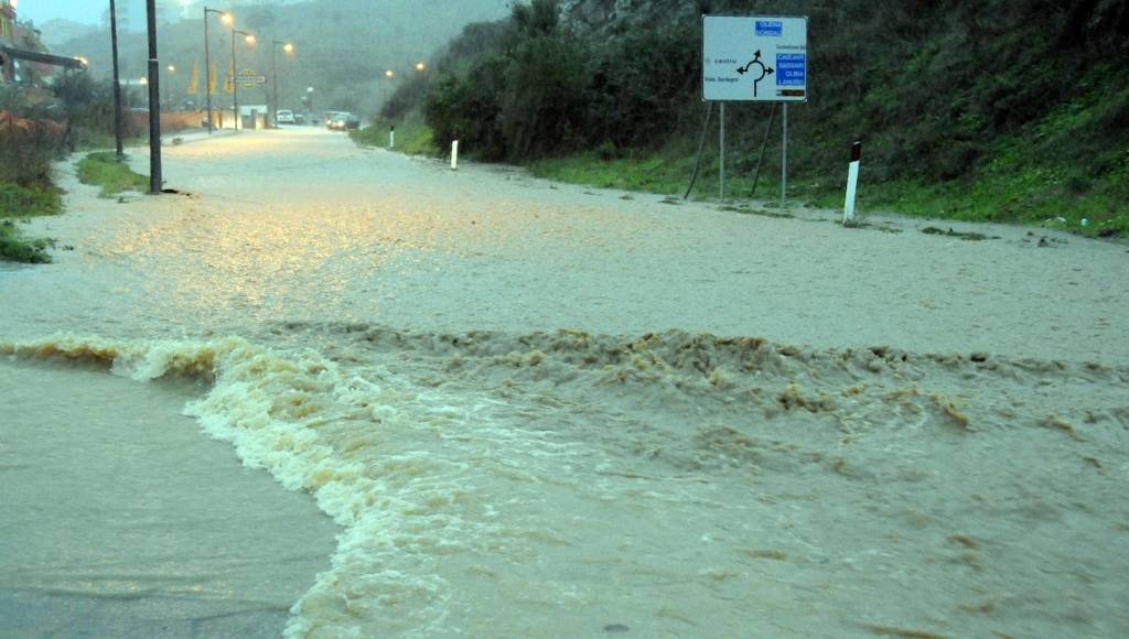 Plūdu dēļ Sardīnijā simtiem cilvēku evakuēti, 14 miruši