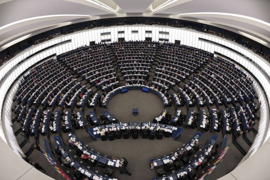 Eiropas Parlaments apstiprina ES daudzgadu budžetu 