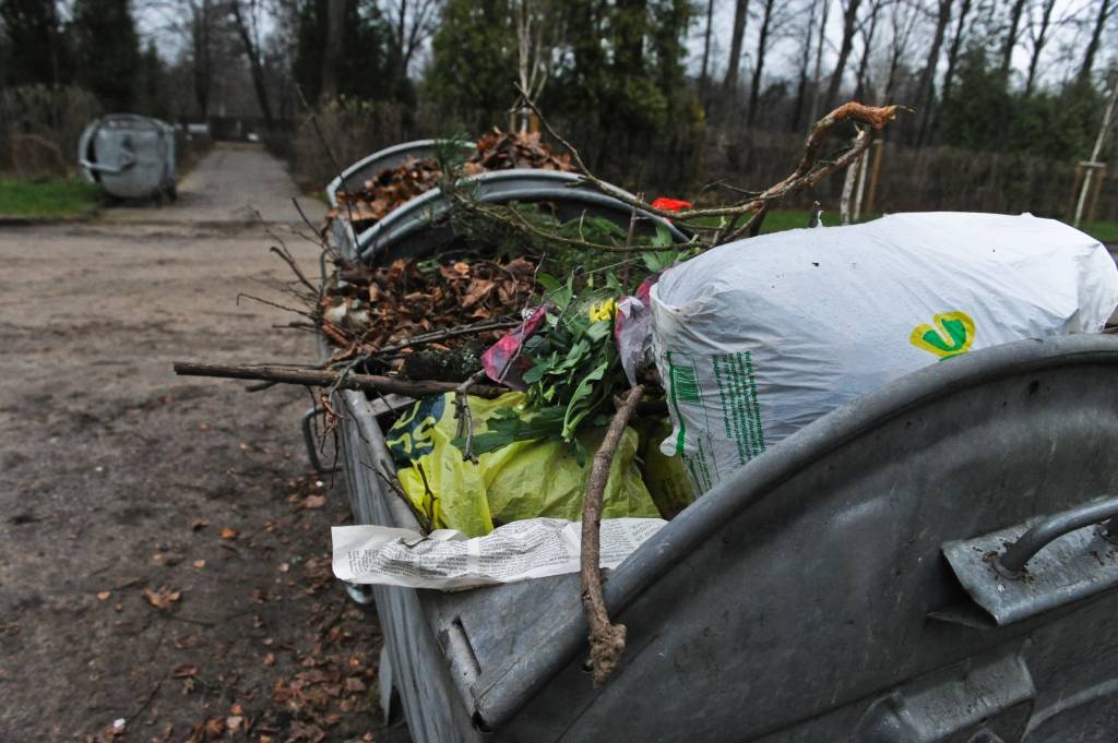 Rīgas kapsētās grūti laiki