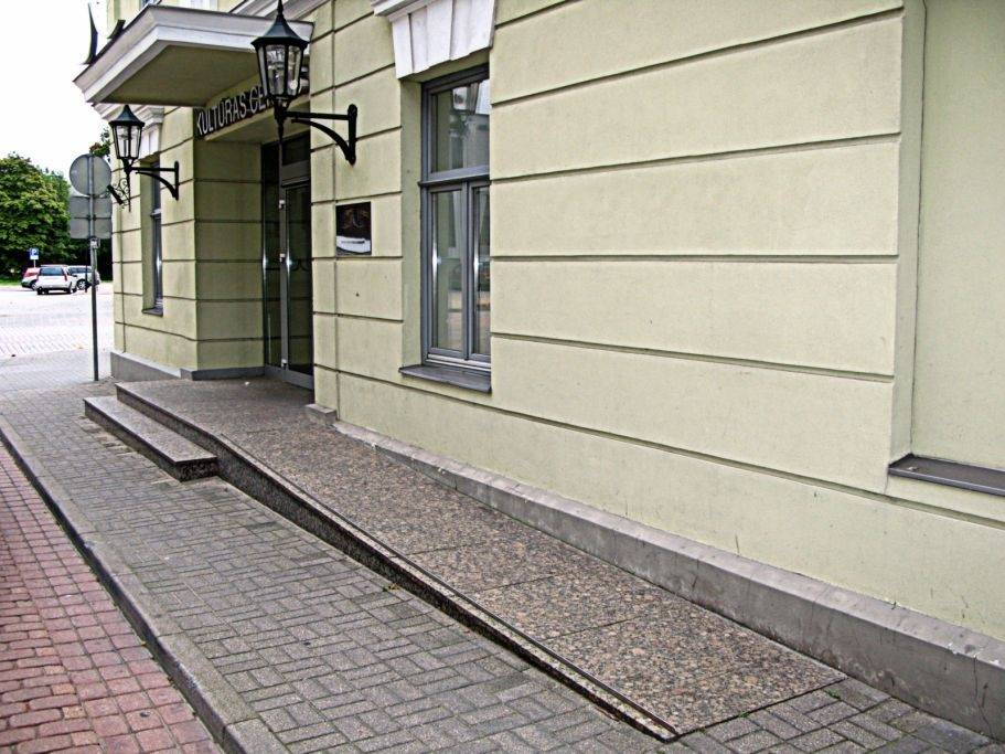 Seniorus Kurzemē aptaujā par pieejamu vidi savā novadā