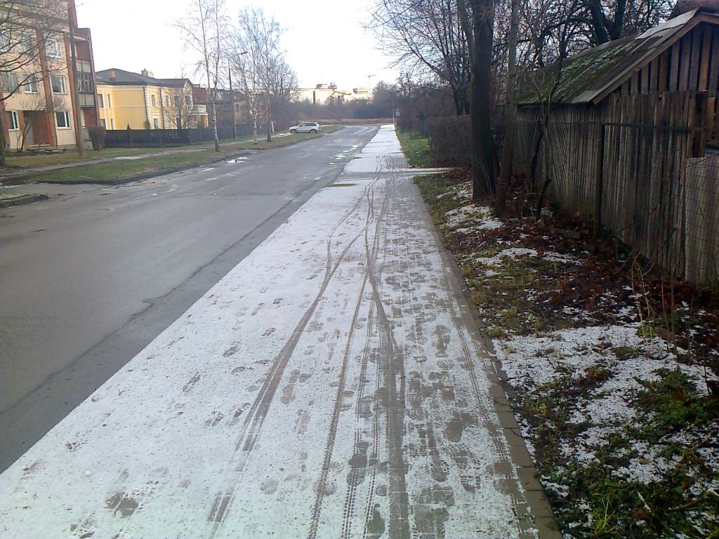 Ceļu uzturētāji brīdina autovadītājus : Iespējams pirmais sniegs un apledojums