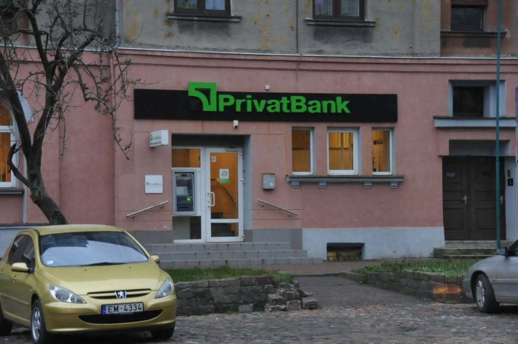 Liepājā satraucas par policijas aktivitātēm pie "PrivatBank"