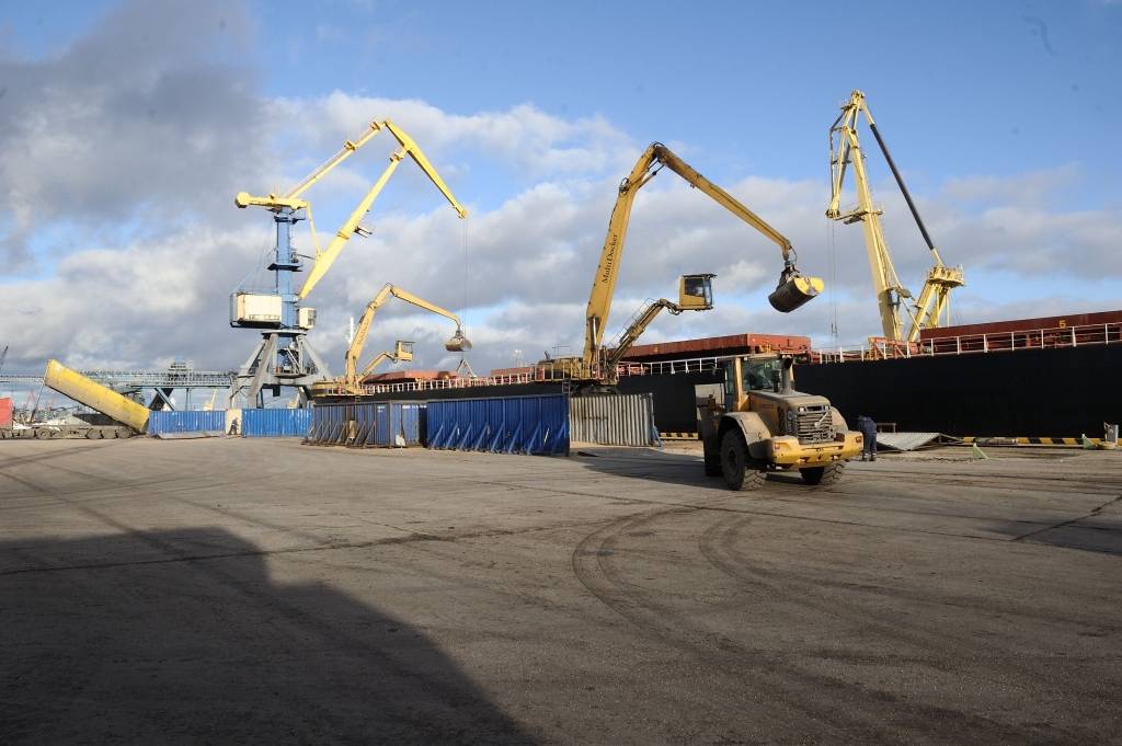 Rīgā pirmo reizi uzkrauj Panamax graudu kuģi 