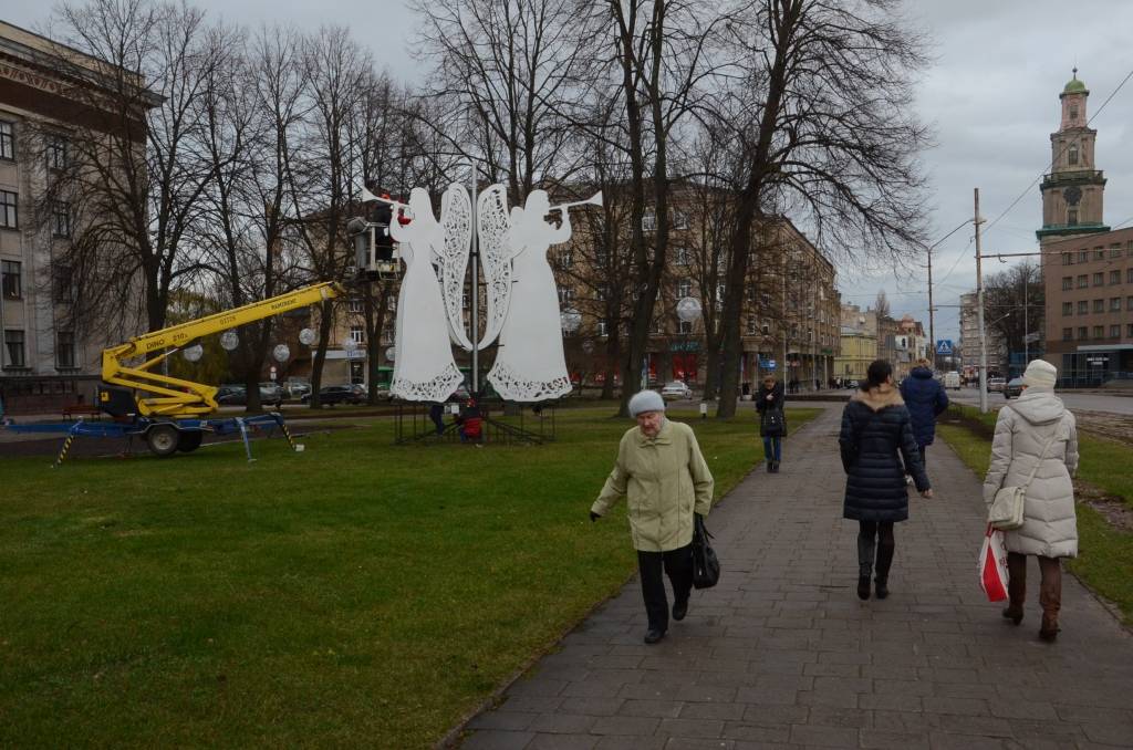 FOTO: Liepājas centru rotā ar eņģelīšiem