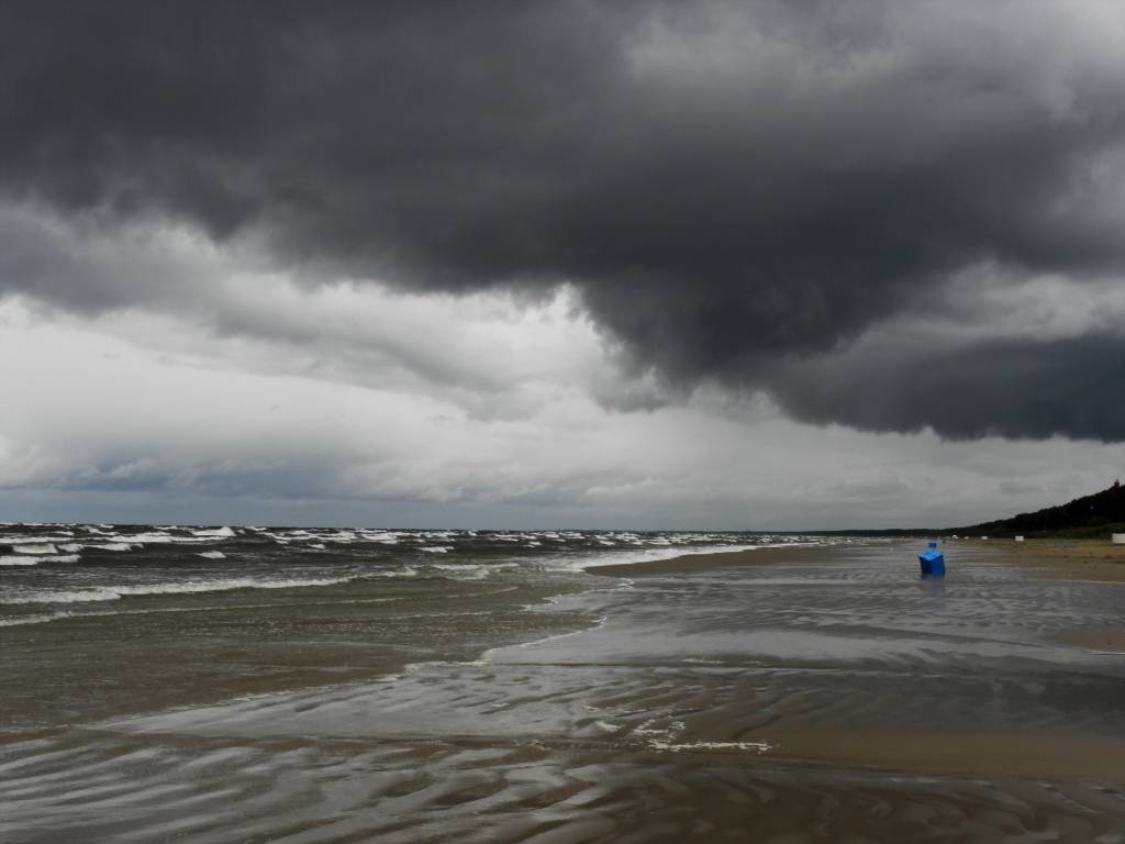 Piekrastes rajonos vējš pieņemsies spēkā līdz 25 m/s