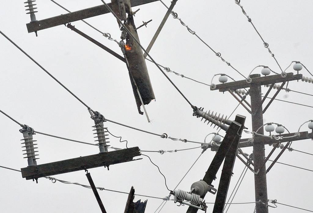 Spēcīgais vējš bez elektrības atstājis aptuveni 20 000 klientu