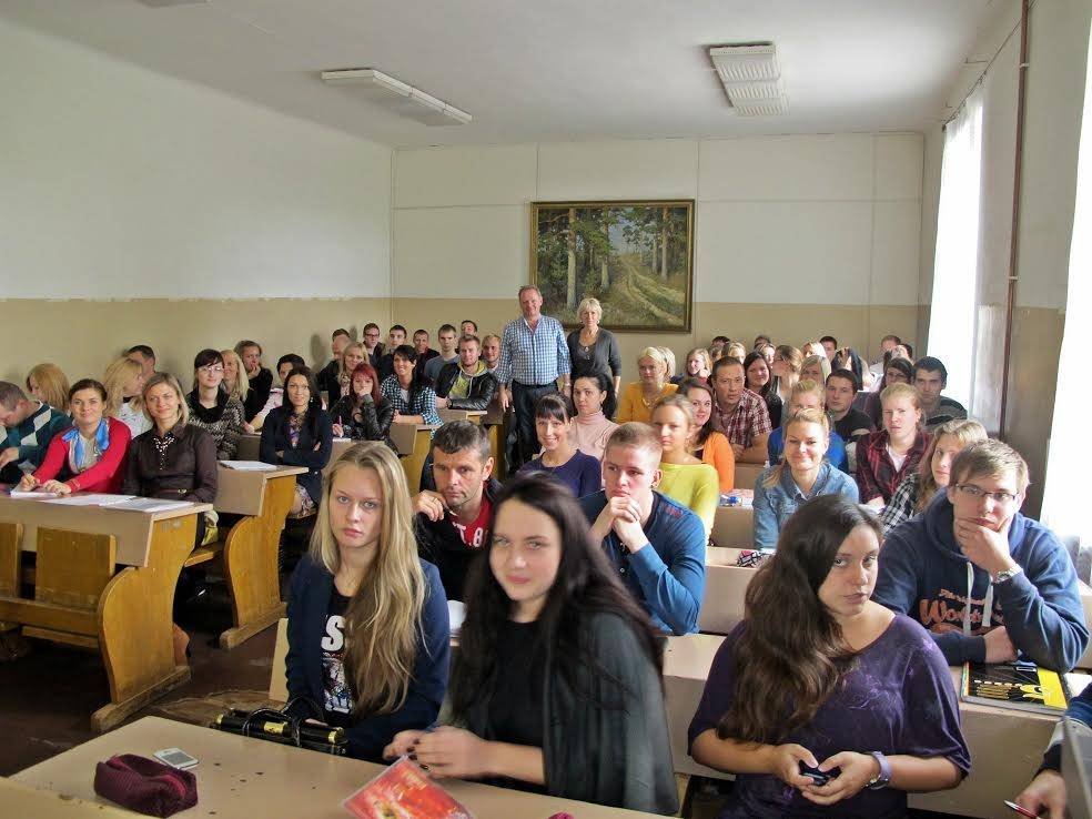 Biznesa un organizāciju vadības studenti papildina zināšanas pie vieslektora no Nīderlandes