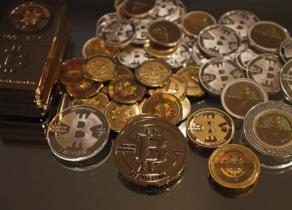 Bitcoin vērtība nogāžas par 30%