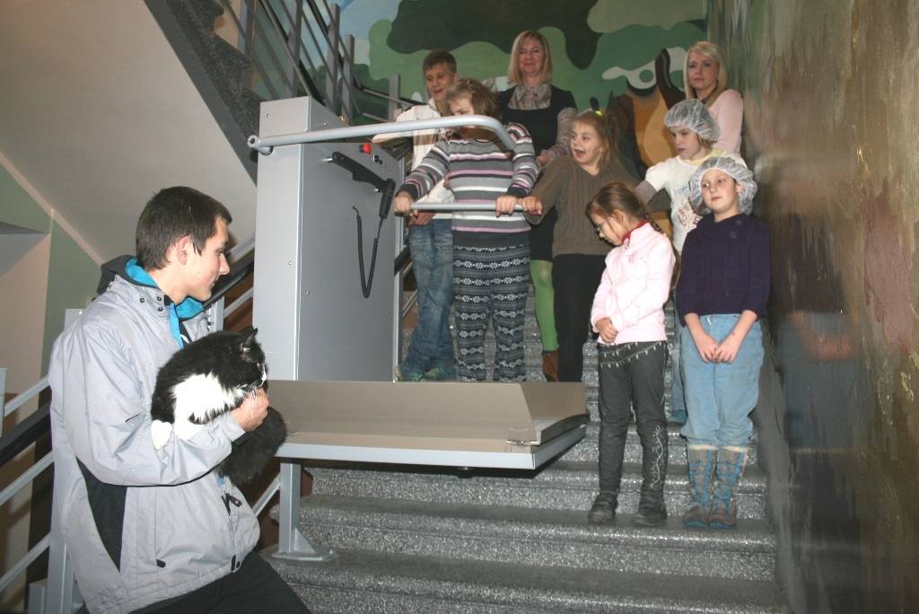 FOTO: Lažas skola tikusi pie jaunām kāpnēm un pacēlāja