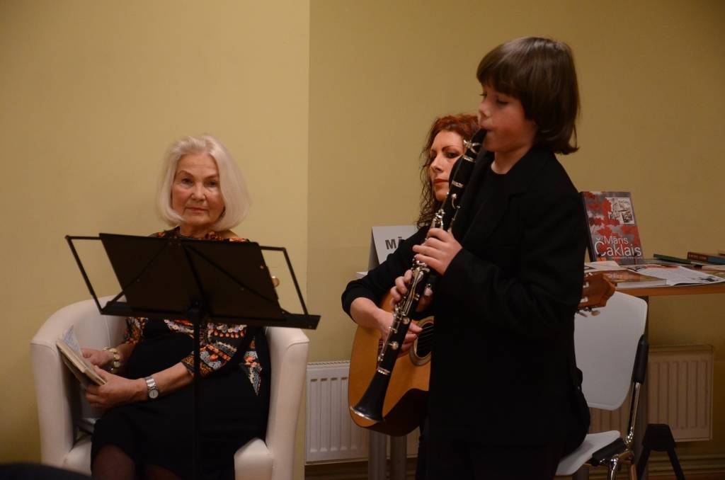 FOTO.VIDEO: Austras Pumpures jubilejas koncertā dzied dziesmas ar Māra Čaklā vārdiem