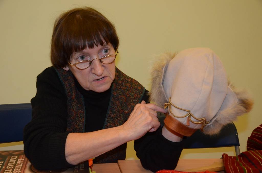 VIDEO: Saruna Kurzemes tautastērpu informācijas centrā par "Lāčplēša cepurēm"