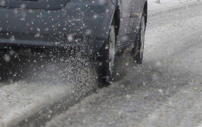 Braukšanas apstākļus uz valsts galvenajiem autoceļiem daudzviet apgrūtina sniegs un apledojums