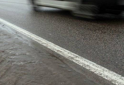 Slidenā ceļa dēļ uz Liepājas šosejas saduras divas automašīnas un autobuss