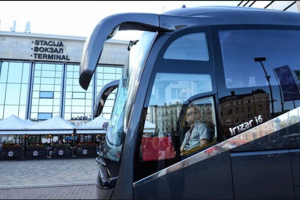 Lux Express sāk starppilsētu pārvadājumus Igaunijā un atkārtoti kritizē Latvijas sistēmu