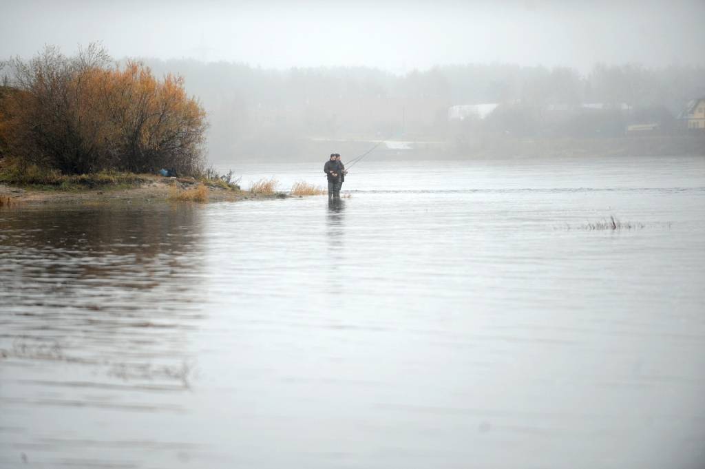 papildināts (14:24) - FOTO: Babītes ezerā aiztur maluzvejniekus ar pēdējo desmit gadu laikā iespaidīgāko lomu