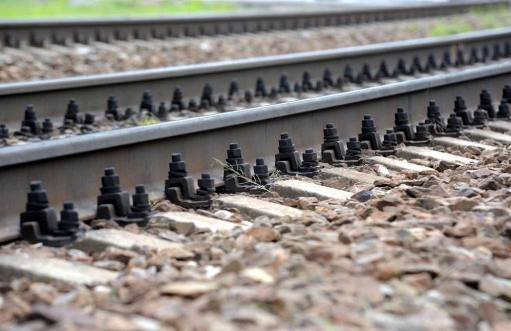 Aizliedz Latvijas dzelzceļam slēgt līgumu par dzelzceļa balasta piegādi