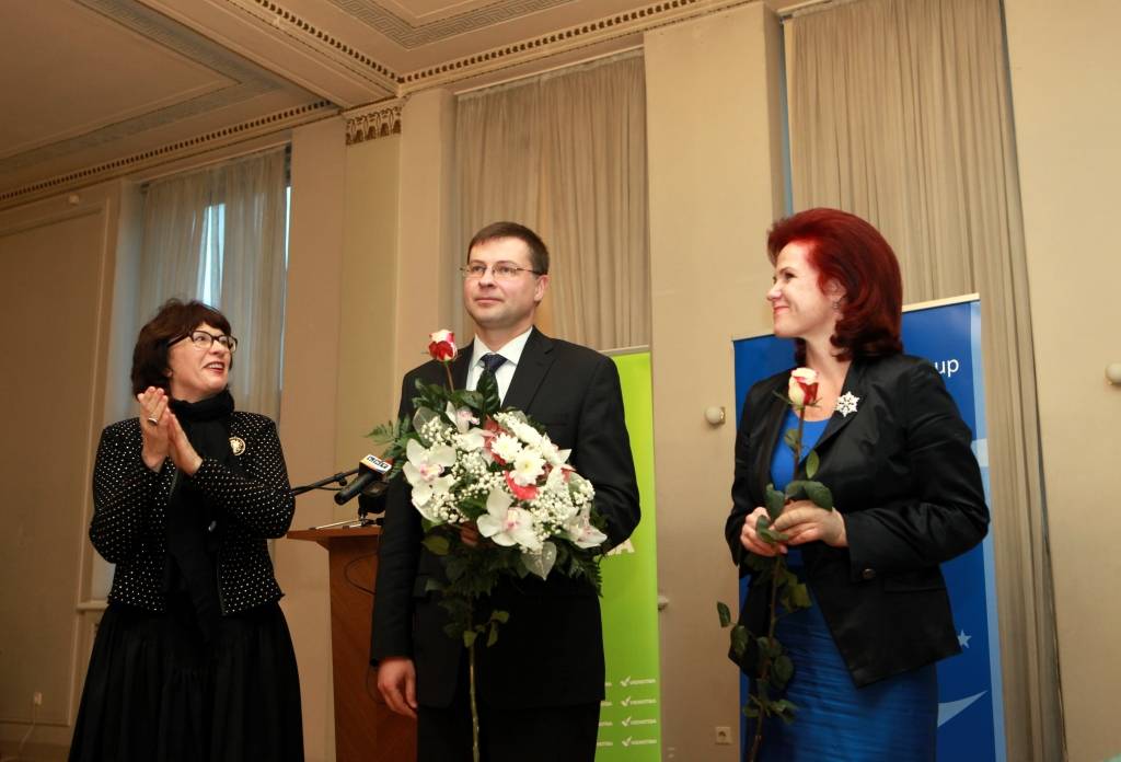 Vienotības  dome ar aplausiem un ziediem pateicas Dombrovskim par paveikto
