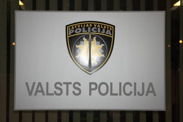 Četru promiļu reibumā zāģē koku