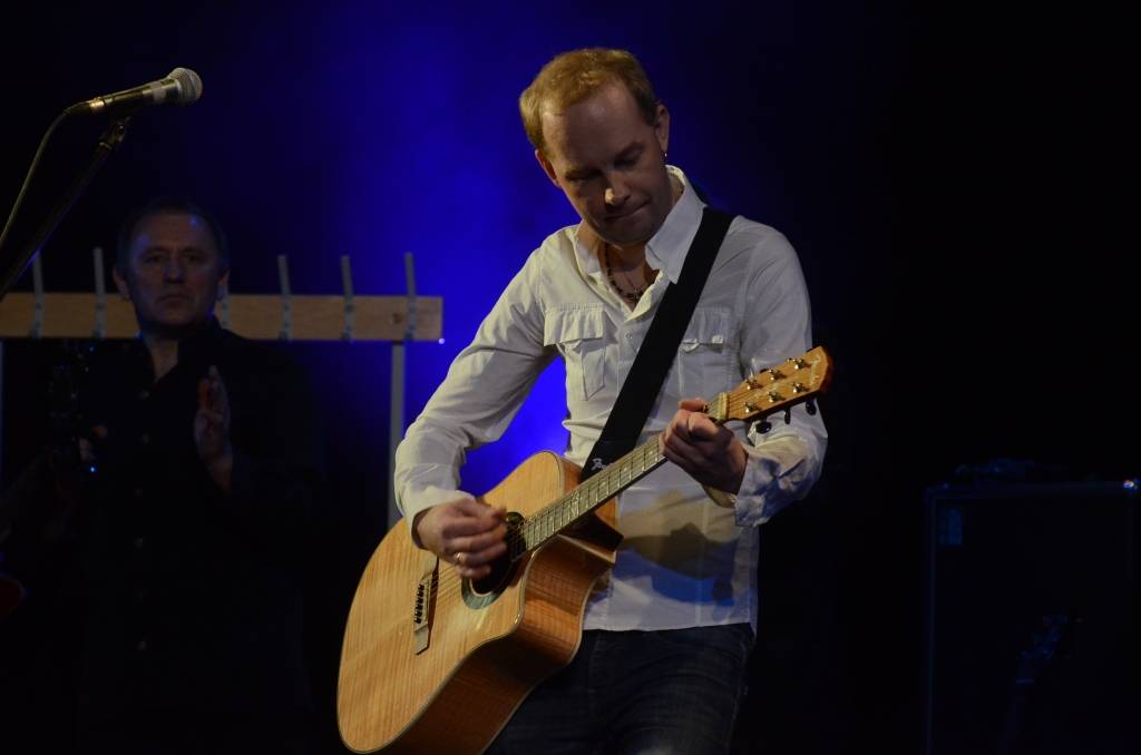 VIDEO: Fēlikss Ķiģelis ar dziesmu "Palaid vējā" savā lielkoncertā Liepājā