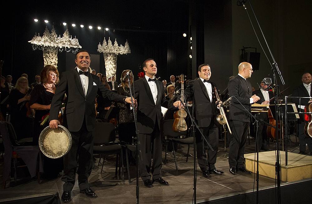 FOTO: Azerbaidžāņu tautas mūziku simfoniskā izpildījumā