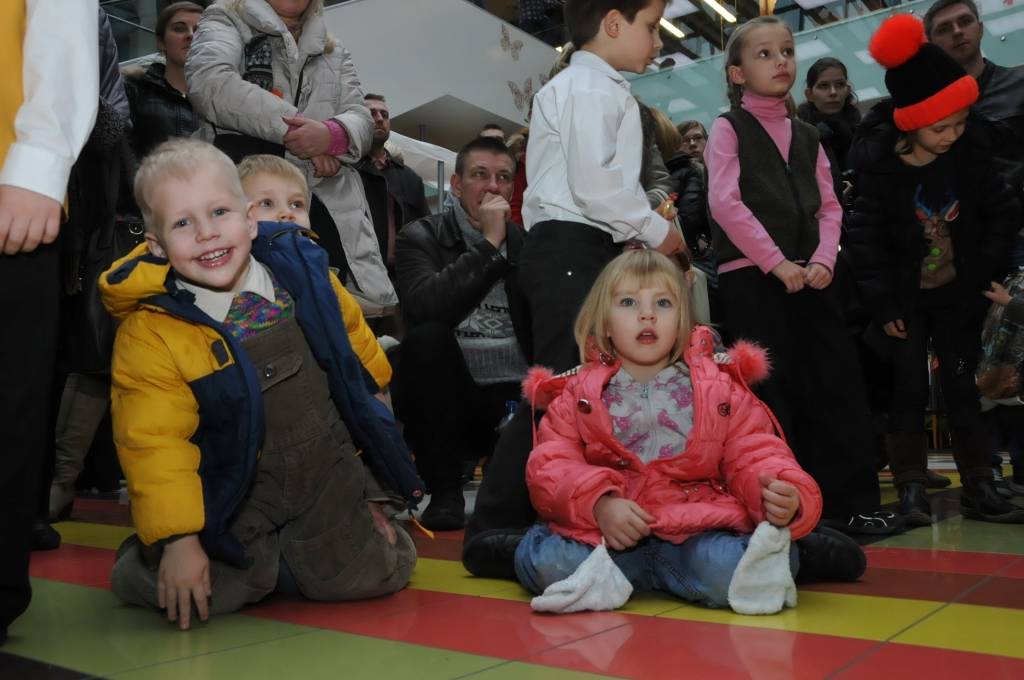 FOTO: Ziemassvētku vecīša sagaidīšana tirdzniecības centrā "baata"