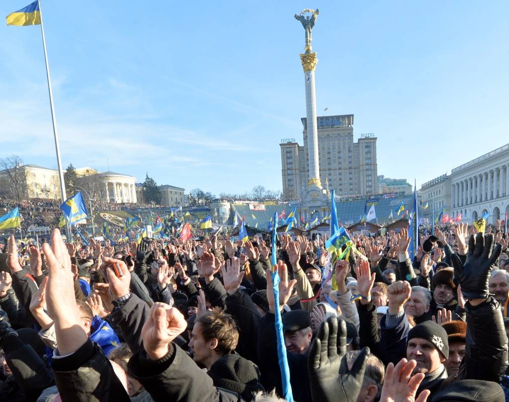 papildināts - Nemieri Ukrainā: Iknedēļas protestā pulcējušies aptuveni 100 tūkstoši