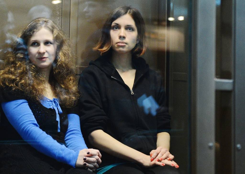 Atbrīvotas abas Pussy Riot dalībnieces; Aļohina amnestiju dēvē par Putina PR triku