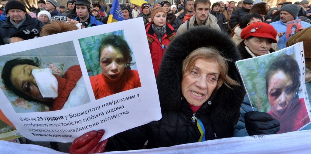 FOTO: Ukrainas opozīcija un pasaules mediji asi reaģē uz žurnālistes piekaušanu