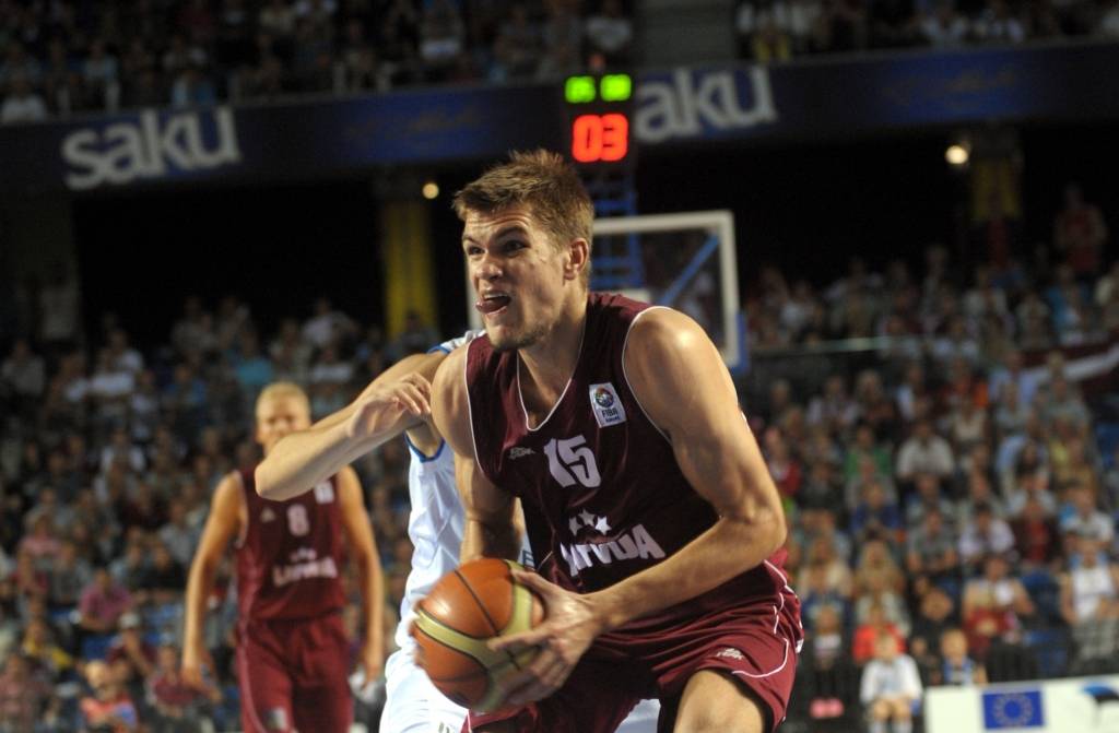 Jaunais basketbolists Siliņš gūst 23 punktus Itālijas čempionāta spēlē