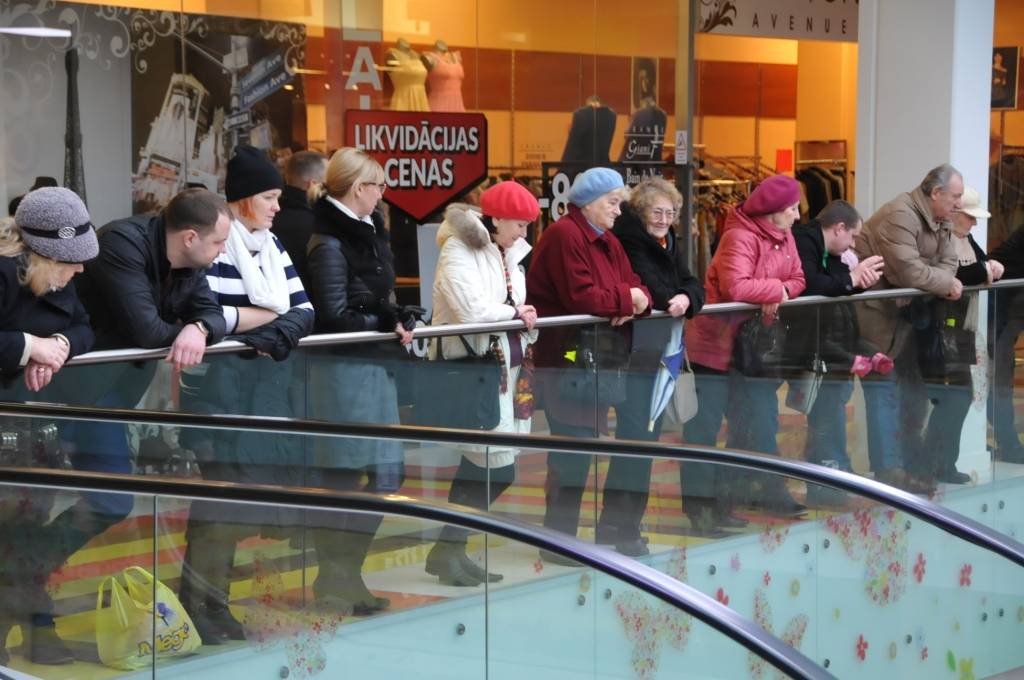 FOTO: Tirdzniecības centra apmeklētājus priecē suņu Jaungada šovs
