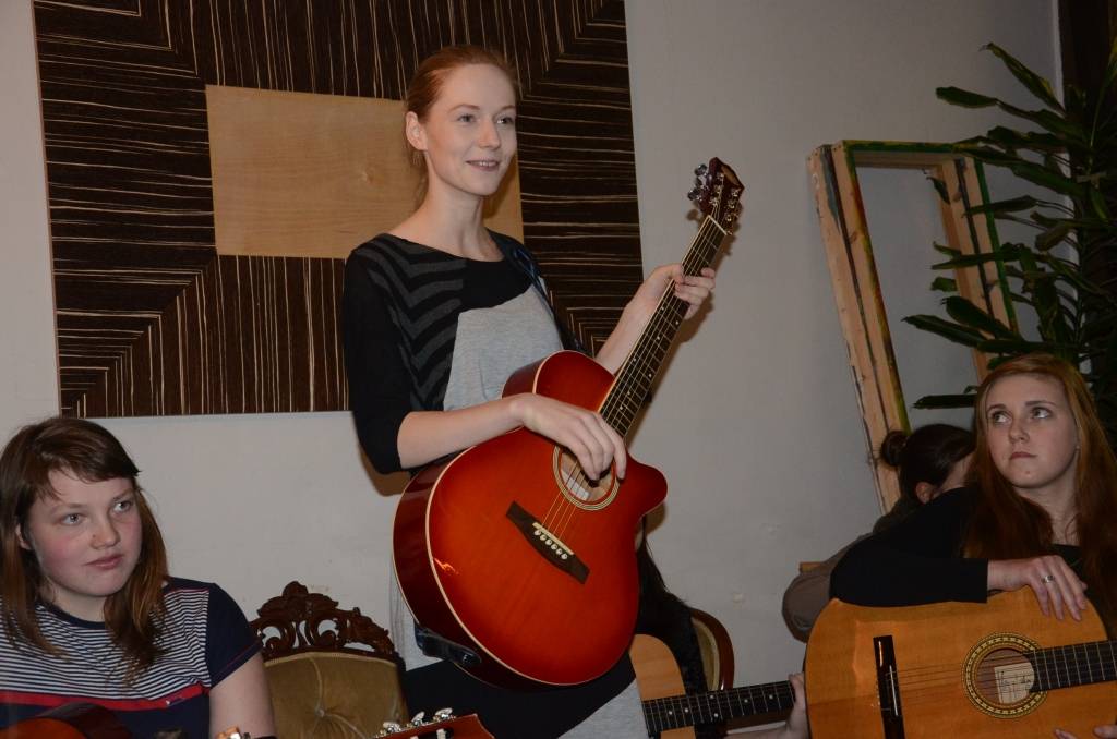 VIDEO: Laura Dudare koncertvakarā Tējas istabā