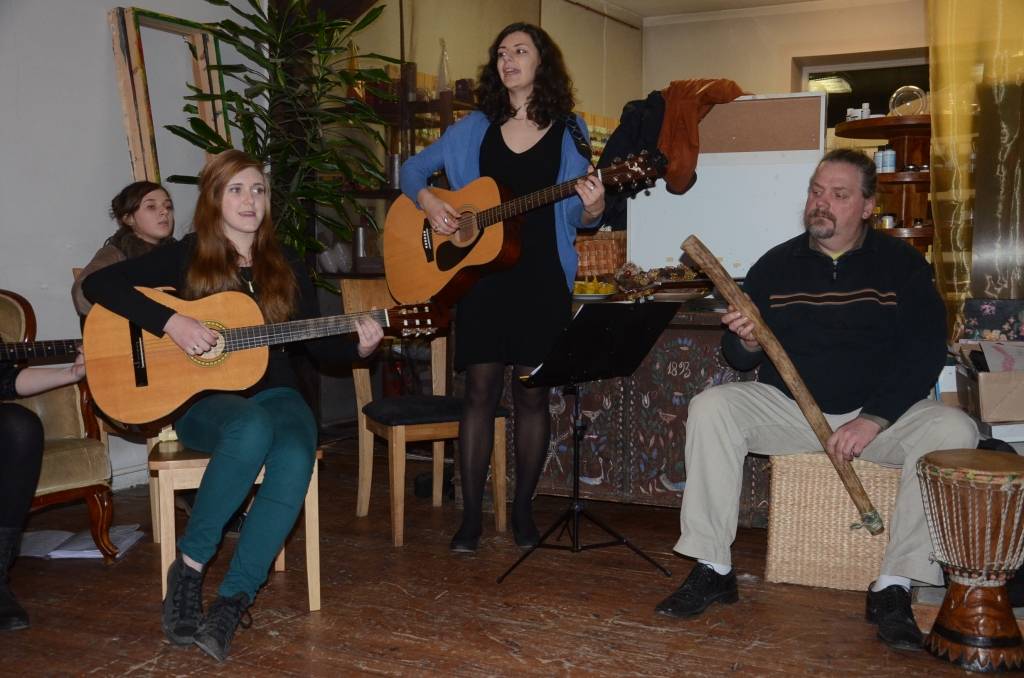 VIDEO: Ineses Sērdienes ģitāristu ansamblis Tējas istabā